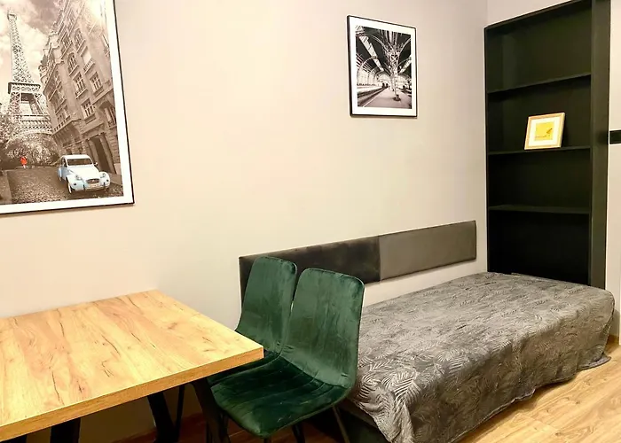 Pokoj Z Prywatna Lazienka W 2-pokojowym Mieszkaniu Komuny Paryskiej Hotel Wrocław